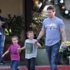 Mark Wahlberg se promène en vrai papa poule avec ses fils Michael et Brendan à Beverly Hills, le 15 décembre 2012.