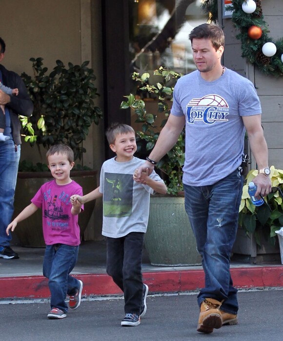 Mark Wahlberg se promène en vrai papa poule avec ses fils Michael et Brendan à Beverly Hills, le 15 décembre 2012.