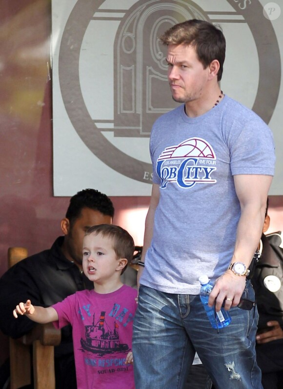 Mark Wahlberg sort du déjeuner avec ses fils Michael et Brendan à Beverly Hills, le 15 décembre 2012.