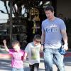 Mark Wahlberg partage un moment entre garçons avec ses fils Michael et Brendan à Beverly Hills, le 15 décembre 2012.