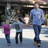 Mark Wahlberg aux côtés de ses fils Michael et Brendan à Beverly Hills, le 15 décembre 2012.