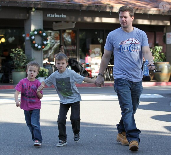 Mark Wahlberg aux côtés de ses fils Michael et Brendan à Beverly Hills, le 15 décembre 2012.