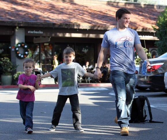 Mark Wahlberg et ses fils drôlement en forme, Michael et Brendan, à Beverly Hills, le 15 décembre 2012.
