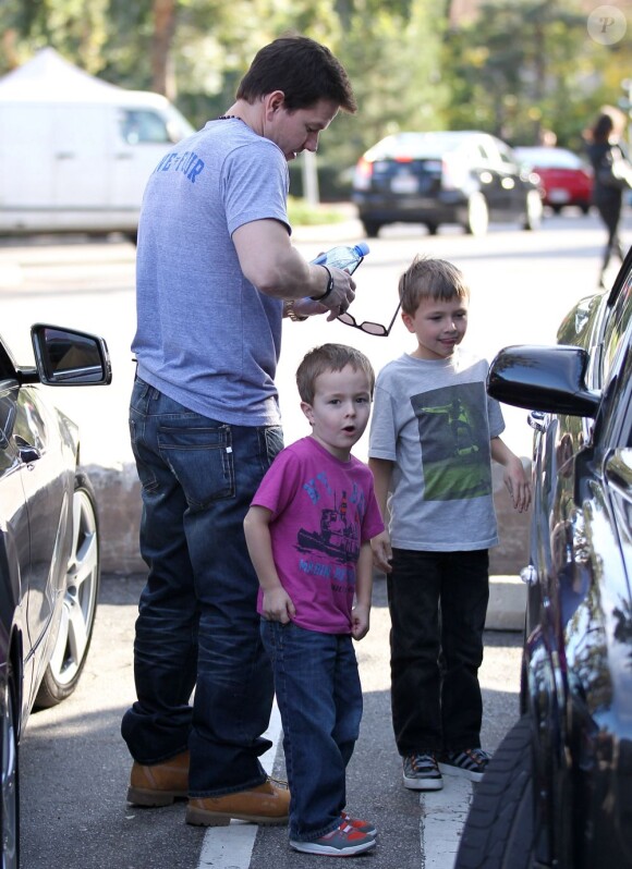 Mark Wahlberg et ses fils Michael et Brendan à Beverly Hills, le 15 décembre 2012.