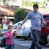 Papa Mark Wahlberg se promène avec ses fils Michael et Brendan à Beverly Hills, le 15 décembre 2012.