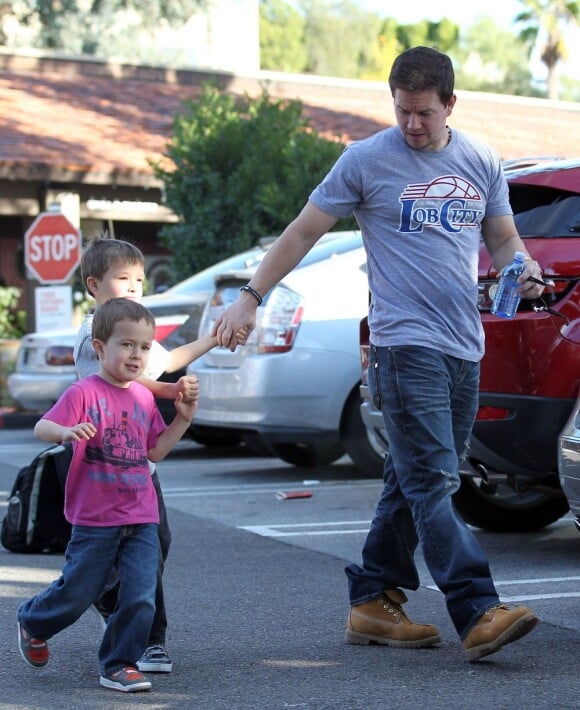 Papa Mark Wahlberg se promène avec ses fils Michael et Brendan à Beverly Hills, le 15 décembre 2012.