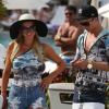 Paris Hilton et son petit copain River Viiperi profitent de la piscine de leur hôtel à Miami, le 8 decembre 2012.