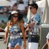 Paris Hilton et son compagnon River Viiperi profitent de la piscine de leur hôtel à Miami, le 8 decembre 2012.
