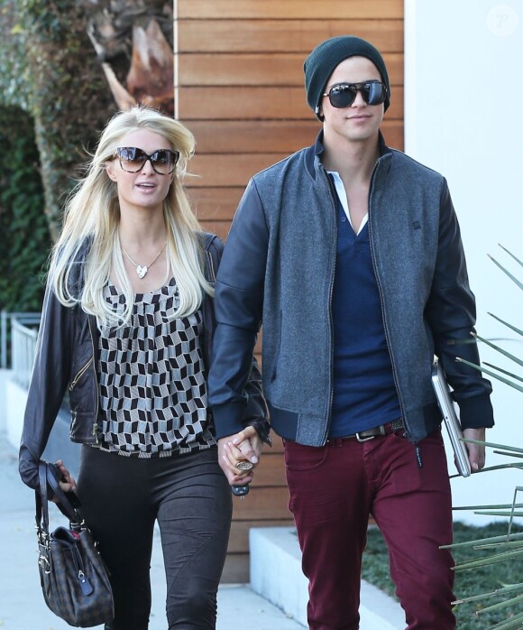 Paris Hilton et son chéri River Viiperi se promènent à West Hollywood, le 13 decembre 2012.
