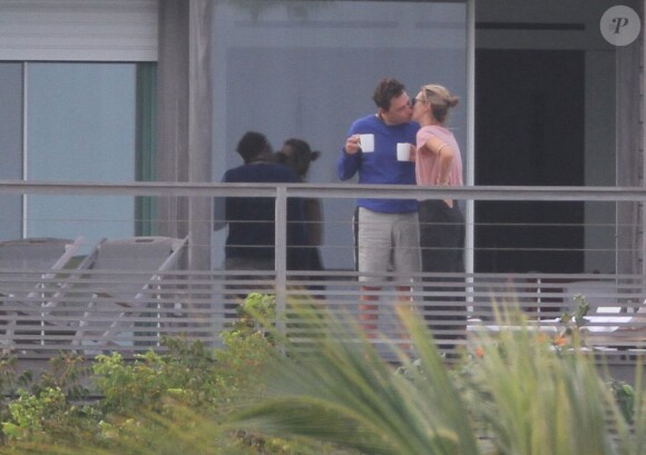Kate Moss et son mari Jamie Hince ne se quittent plus ! Le couple est en vacances à Saint-Barthélémy le 17 décembre 2012.