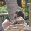 Pause amoureuse pour Kate Moss et Jamie Hince qui font une sieste au soleil en vacances à Saint-Barthélémy le 17 décembre 2012.