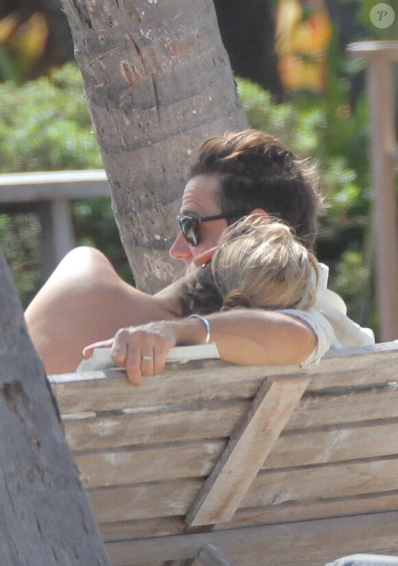 Pause amoureuse pour Kate Moss et Jamie Hince qui font une sieste au soleil en vacances à Saint-Barthélémy le 17 décembre 2012.