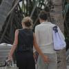 Kate Moss profite de son Jamie Hince et vérfie qu'il n'a pas pris quelques kilos mal placés en vacances à Saint-Barthélémy le 17 décembre 2012. La coquine...