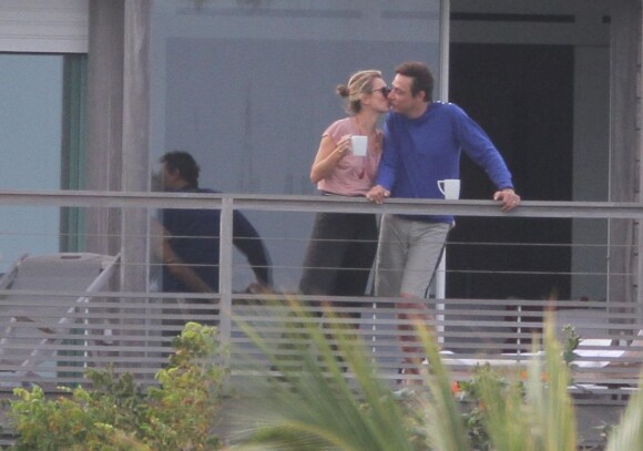 Pause amoureuse pour Kate Moss et Jamie Hince en vacances à Saint-Barthélémy le 17 décembre 2012.