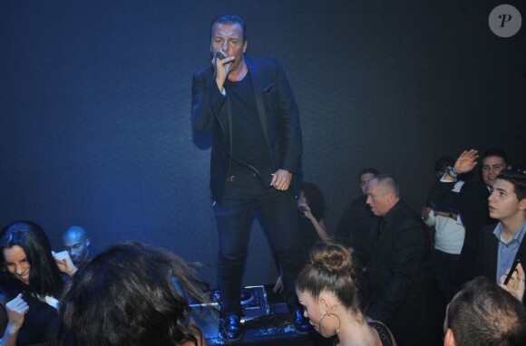 Jean-Roch se donne à fond sur scène à Charleroi le 15 décembre 2012 lors de l'élection Top Model Belgium 2012 au Spiroudome