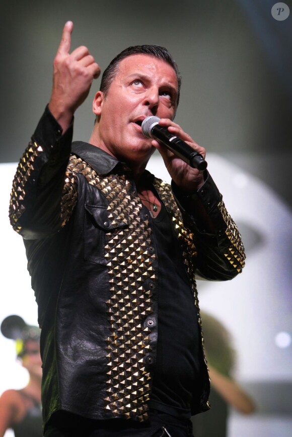 Jean-Roch se donne à fond sur scène à Charleroi le 15 décembre 2012 lors de l'élection Top Model Belgium 2012 au Spiroudome