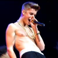 Justin Bieber : Torse nu avant d'offrir son hamster à une fan !
