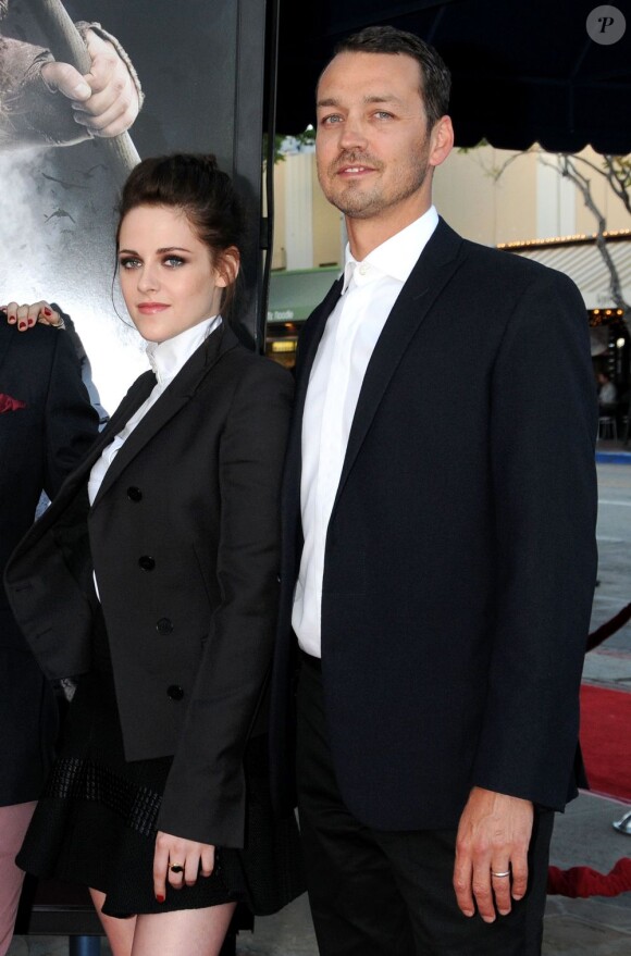 Kristen Stewart et Rupert Sanders posent à l'avant-première de Blanche-Neige et le Chasseur à Los Angeles le 29 mai 2012.