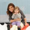 Tiffani Thiessen et sa fille Harper dont de la luge sur une piste artificielle à Los Angeles le 8 décembre 2012.