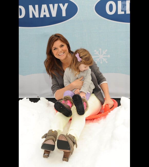 Tiffani Thiessen et sa craquante petite fille Harper dont de la luge sur une piste artificielle à Los Angeles le 8 décembre 2012.