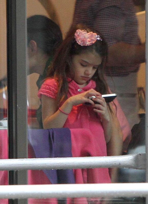 Suri paraît très occupée sur le téléphone de maman au Sugar & Plumm de Manhattan, le 18 décembre 2012.