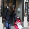 Katie Holmes ressort avec sa fille de Sugar & Plumm à Manhattan, le 18 décembre 2012.