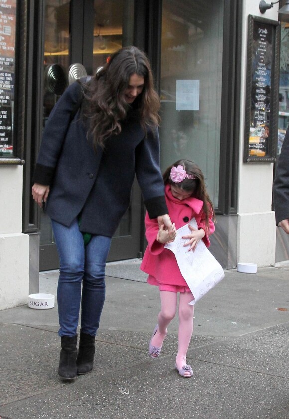 Katie Holmes ressort avec sa fille de Sugar & Plumm à Manhattan, le 18 décembre 2012.