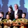 Alain Delon a assisté à la première de la comédie lyrique Happy New Year, Moms à Moscou. Le 19 décembre 2012. La première a eu lieu au cinéma Oktyabr.