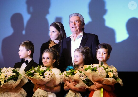 Alain Delon a assisté à la première de la comédie lyrique Happy New Year, Moms à Moscou. Le 19 décembre 2012. La première a eu lieu au cinéma Oktyabr.