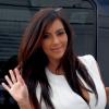 Kim Kardashian souriante et sexy à Miami Beach, porte une robe Balenciaga et des souliers Christian Louboutin. Le 15 décembre 2012.