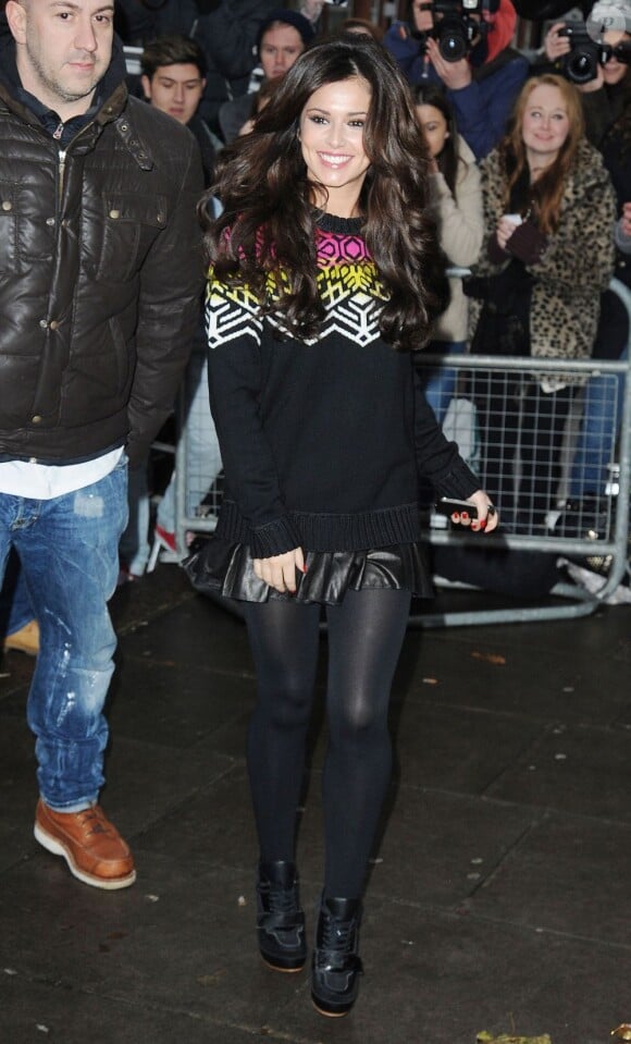 Cheryl Cole arrive aux studios de BBC Radio 1, habillée d'un sweater Proenza Schouler, une jupe KARL et des bottines Acne. Londres, le 13 décembre 2012.