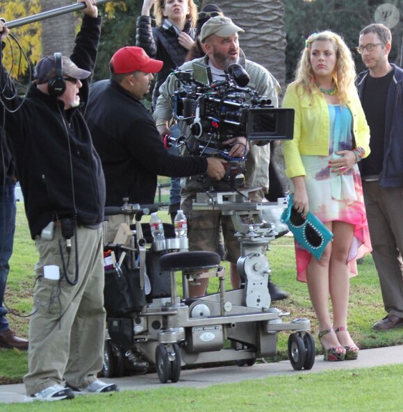 Busy Philipps sur le tournage du film Cougar Town à West Hollywood, le 19 décembre 2012. L'actrice se touche très discrètement le ventre.