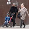 Naomi Watts emmène sa mère Miv Watts et son fils Samuel Kai dans un salon de manucure-pédicure à New York, le 20 décembre 2012.