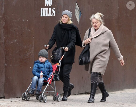Naomi Watts emmène sa mère Miv Watts et son fils Samuel Kai dans un salon de manucure-pédicure à New York, le 20 décembre 2012.