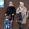 Naomi Watts, sa mère Miv Watts et le petit garçon Samuel kai se dirigent vers un salon de manucure-pédicure à New York, le 20 décembre 2012.