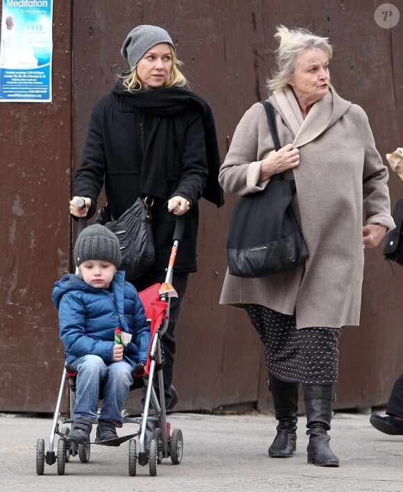 Naomi Watts, sa mère Miv Watts et le petit garçon Samuel kai se dirigent vers un salon de manucure-pédicure à New York, le 20 décembre 2012.