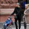 Naomi Watts et sa mère Miv Watts vont à un salon de manucure-pédicure à New York, le 20 décembre 2012.