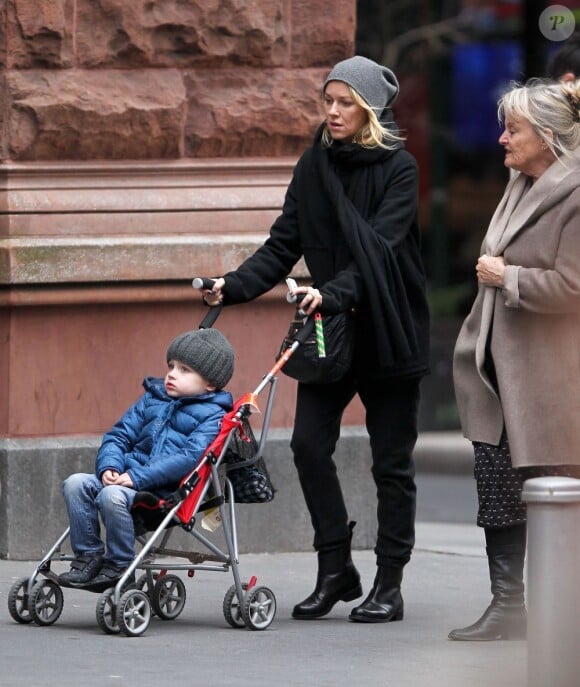 Naomi Watts et sa mère Miv Watts vont à un salon de manucure-pédicure à New York, le 20 décembre 2012.