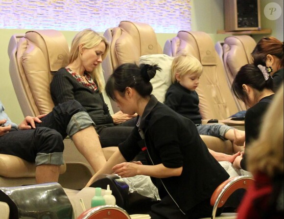 Naomi Watts et le petit Samuel profitent d'une séance de pédicure dans un salon new-yorkais, le 20 décembre 2012.