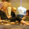 Naomi Watts occupée sur son téléphone et son fils Samuel en pleine séance de pédicure dans un salon new-yorkais, le 20 décembre 2012.