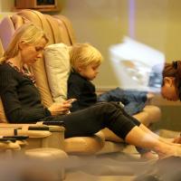 Naomi Watts : Son adorable fils Samuel Kai la suit partout, même en manucure