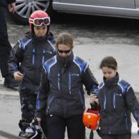 Elena d'Espagne : Après le cheval, les skis pour suivre Victoria et Felipe