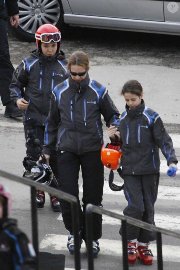 L'infante Elena d'Espagne était aux sports d'hiver à Baqueira Beret avec ses enfants Felipe et Victoria, le 28 décembre 2012.