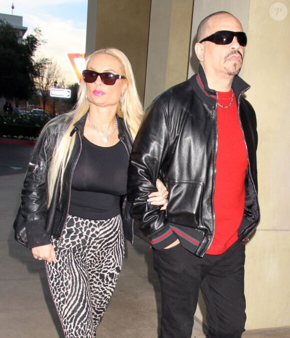 L'acteur Ice-T escorte sa femme Coco Austin au cours d'une séance shopping à Las Vegas. Le 21 décembre 2012.