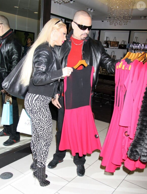 Coco Austin, accompagnée de son mari Ice-T, fait du shopping à Las Vegas. Le 21 décembre 2012.