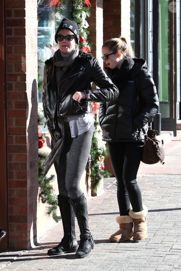 Melanie Griffith et sa fille Stella en vacances à Aspen, le samedi 22 décembre 2012.