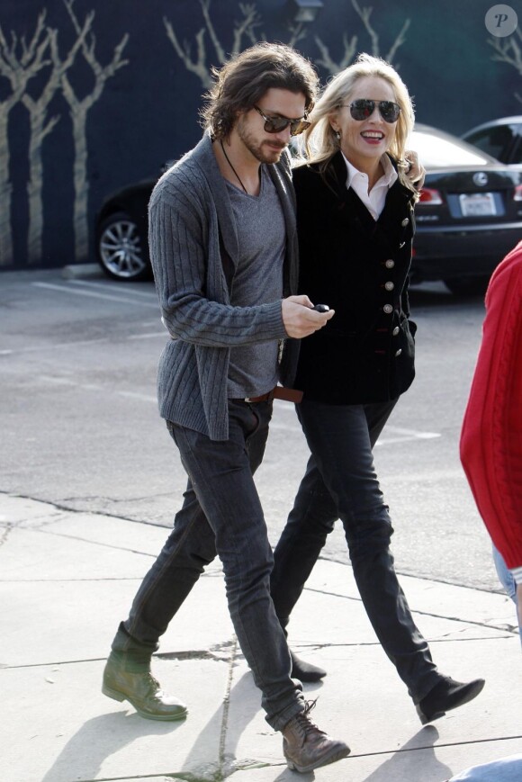 Exclusif - Sharon Stone, souriante au bras de son compagnon Martin Mica à Beverly Hills, le 21 décembre 2012.