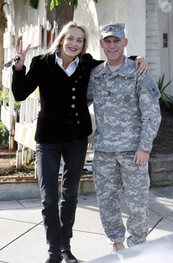 Exclusif - De bonne humeur, Sharon Stone fait le bonheur d'un G.I. en uniforme en posant à ses côtés. Beverly Hills, le 21 décembre 2012.
