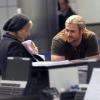 Chris Hemsworth, sa femme Elsa Pataky et leur fille India, arrivant à l'aéroport de Los Angeles, le 23 décembre 2012 : une tendre arrivée en famille dans la Cité des anges