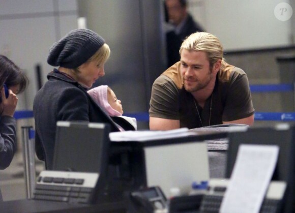 Chris Hemsworth, sa femme Elsa Pataky et leur fille India, arrivant à l'aéroport de Los Angeles, le 23 décembre 2012 : une tendre arrivée en famille dans la Cité des anges